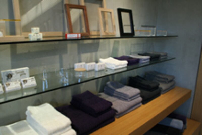 ふわふわのタオルはシックな色使い