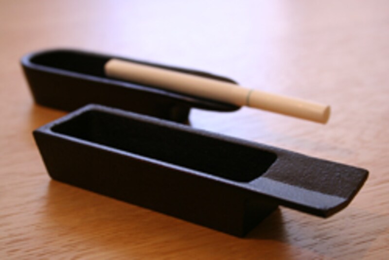 山形の鋳込み技術を使ったスリムな灰皿