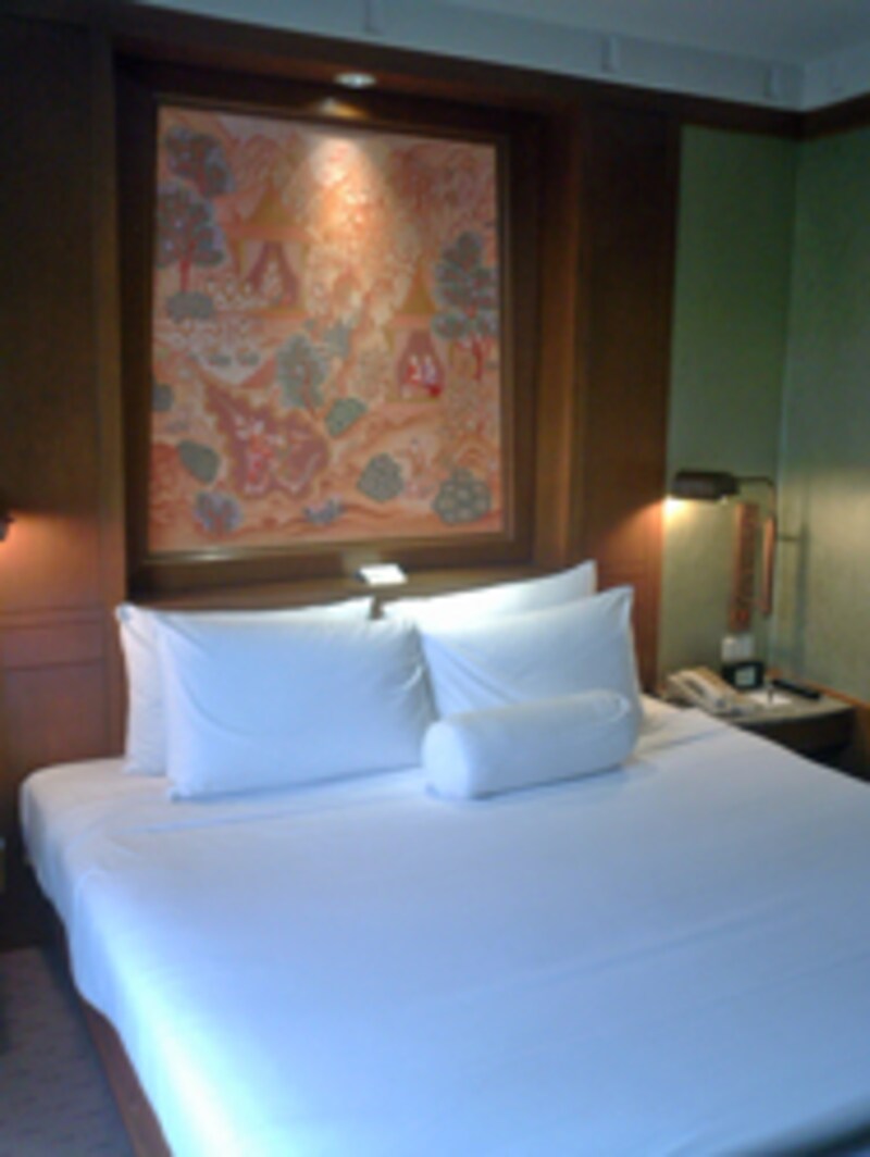 ホテルのベッドルームは、清潔感があって機能的