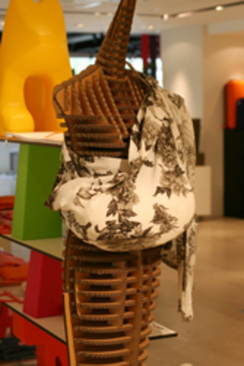 上品な柄入りのピースリング