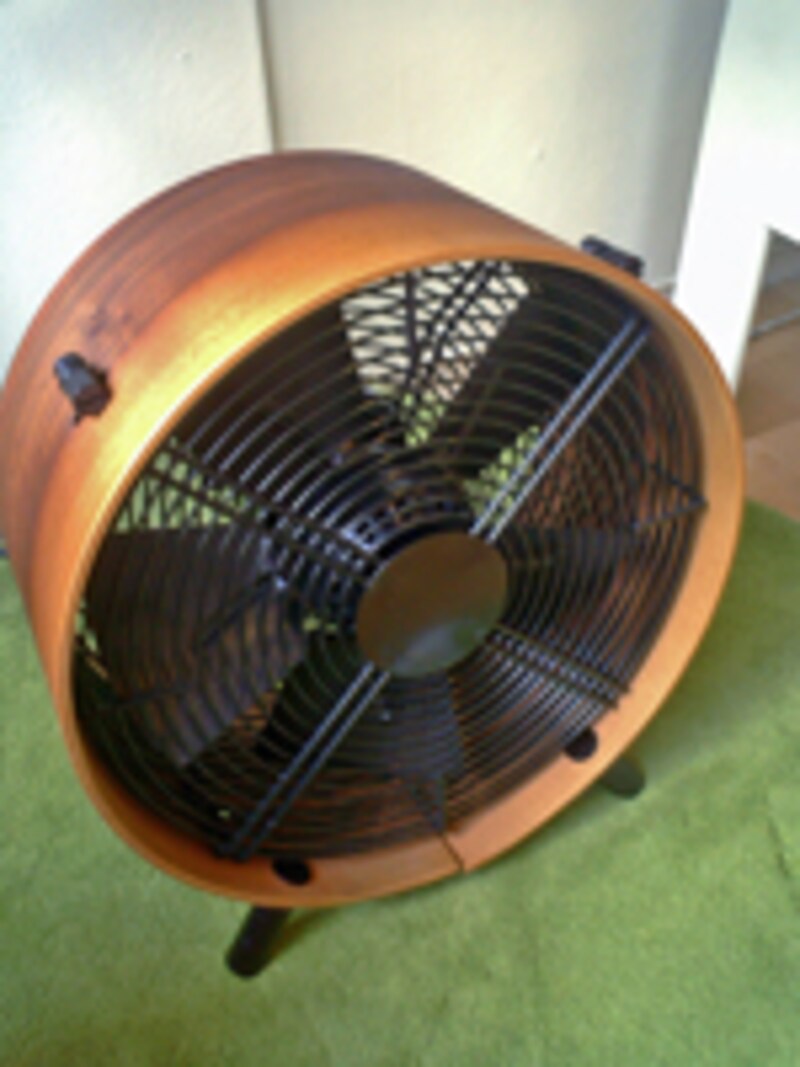 ウッドの枠が魅力、床置きファン