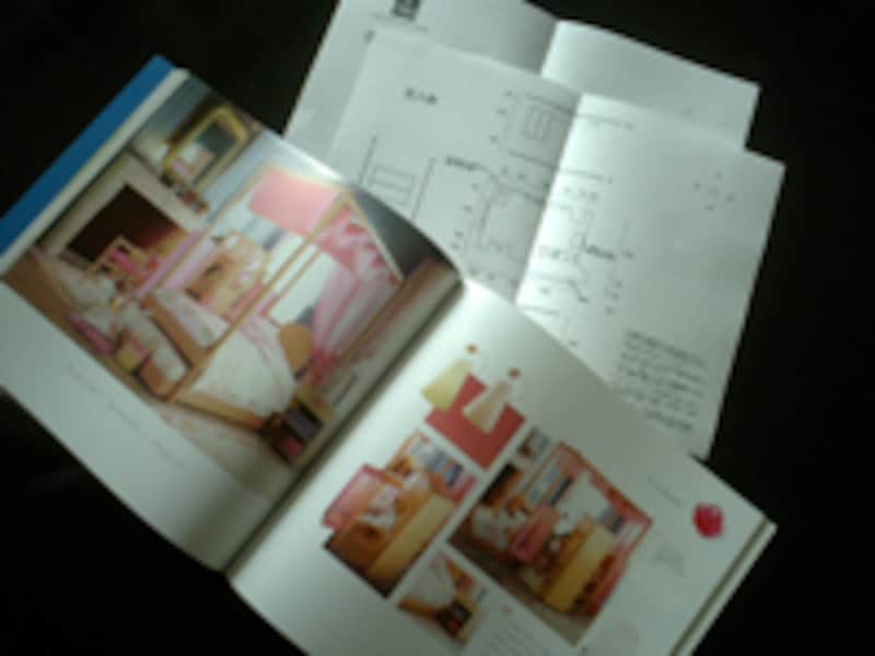 お部屋の間取りを記入するシートと、カタログ