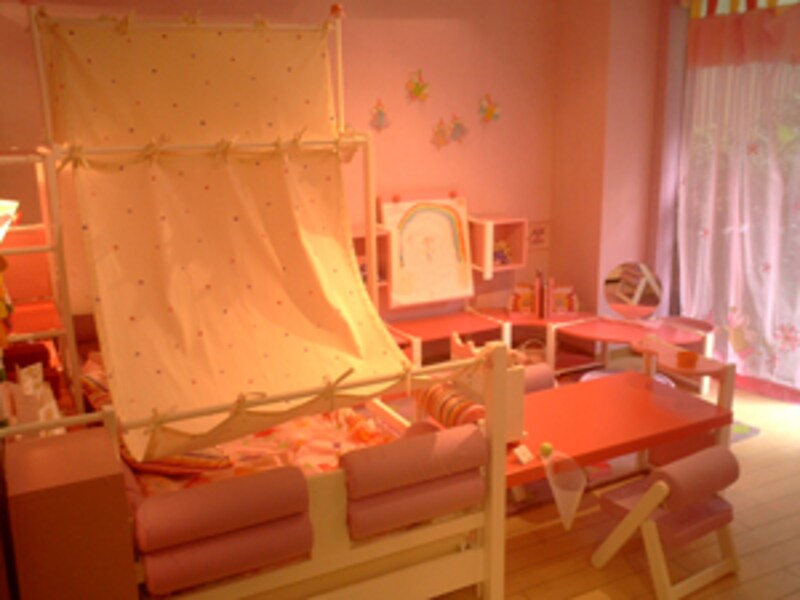 ピンクがベースの、お姫様部屋! これはかわいい!