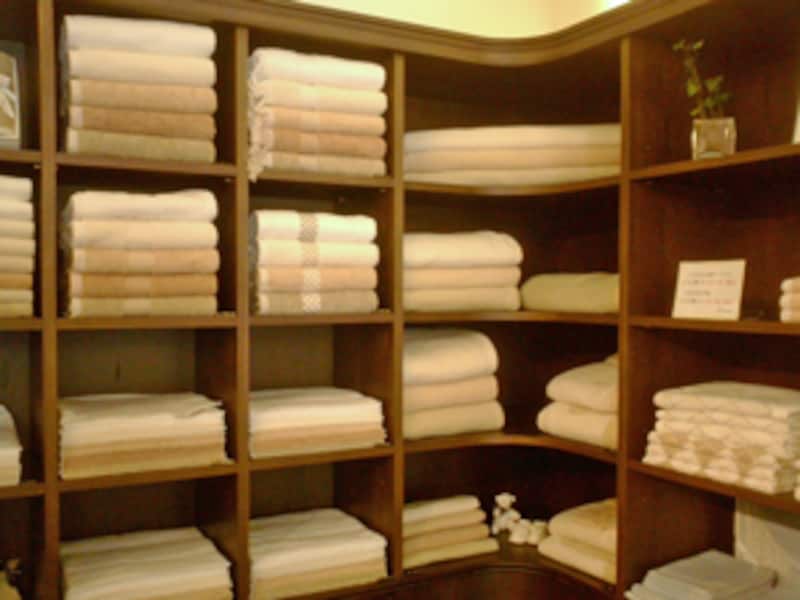 棚に並べられる高品質タオル