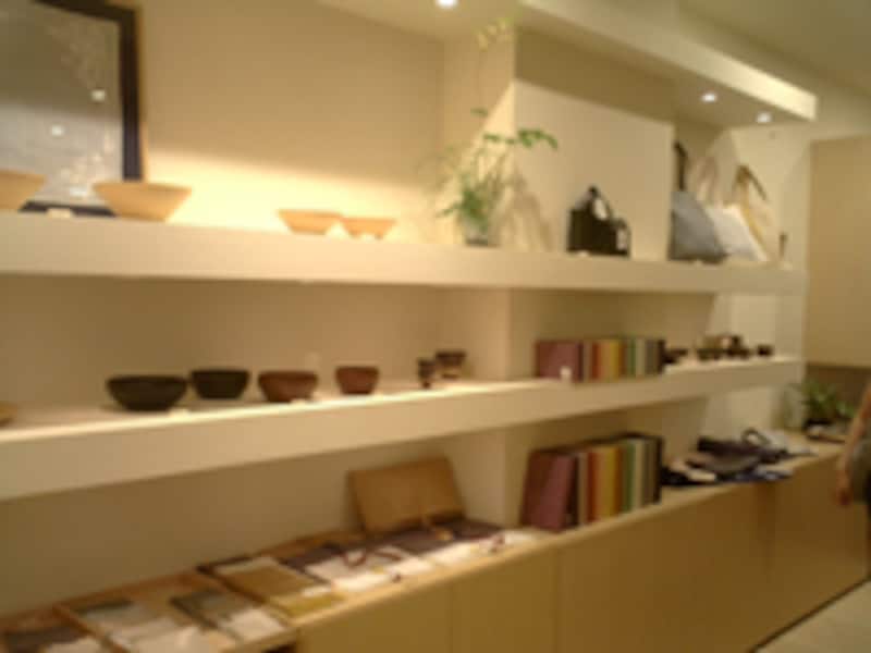  上品で温かみのある店内