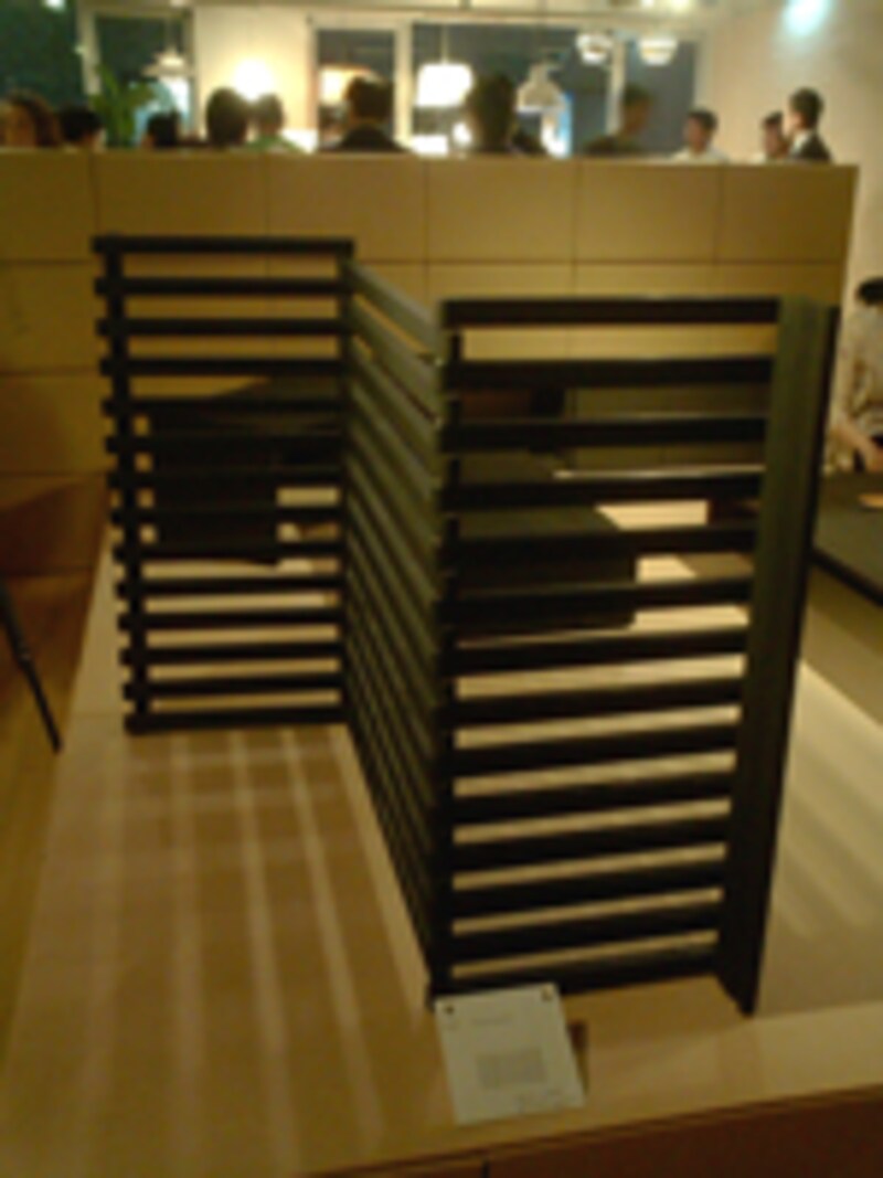 折り畳むと目隠しパネルに、広げるとパーティションに