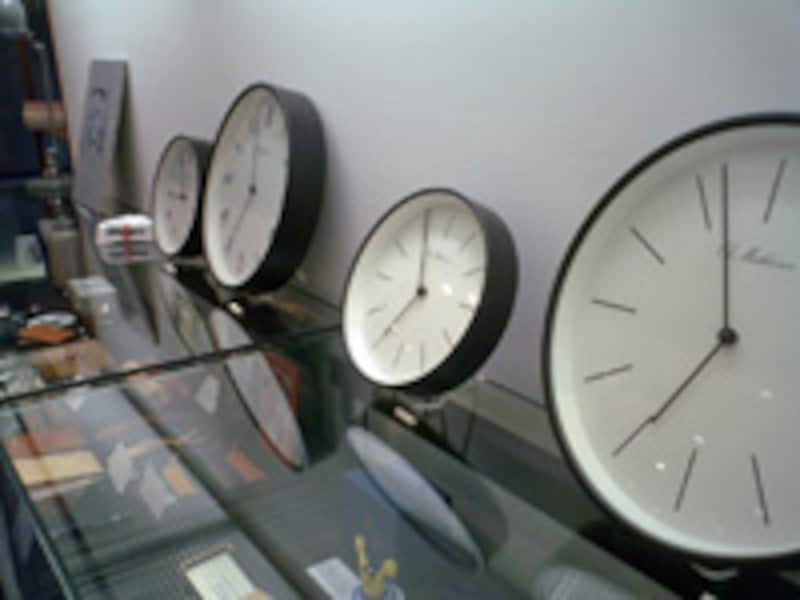 クールでシャープな雰囲気の壁掛け時計