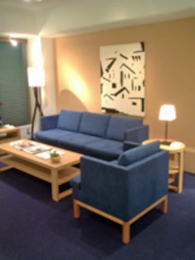 新作のソファと、吉田真一郎さんの抽象画