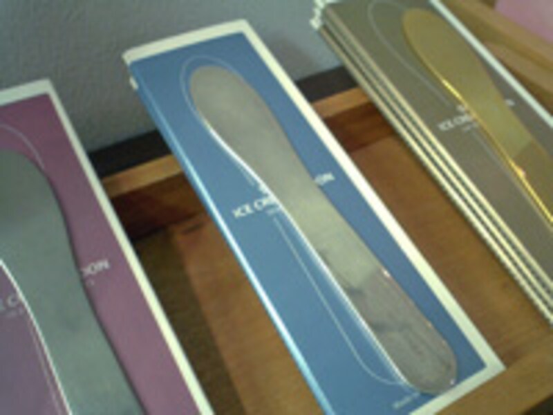 金・銀・ステンレスの、アイスクリームのへら