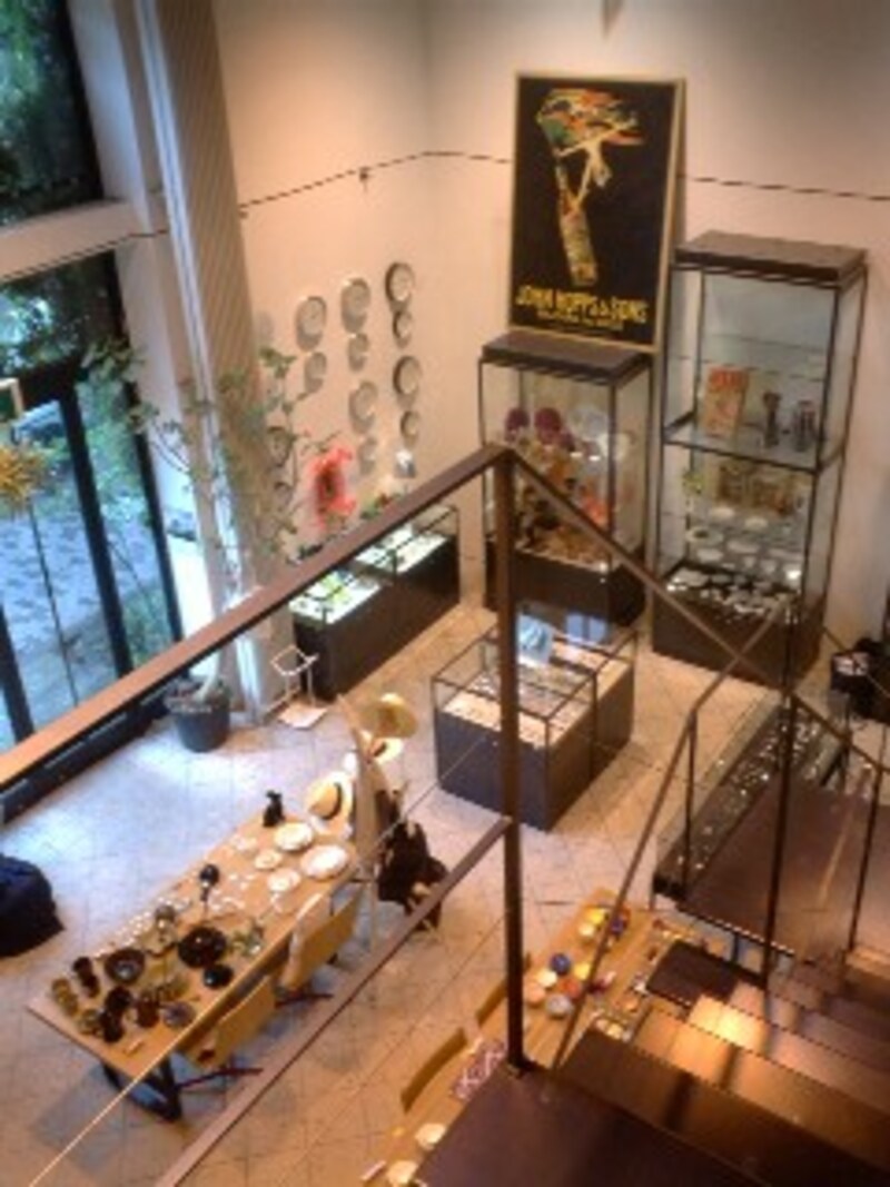 吹き抜けの空間を2階から見下ろす