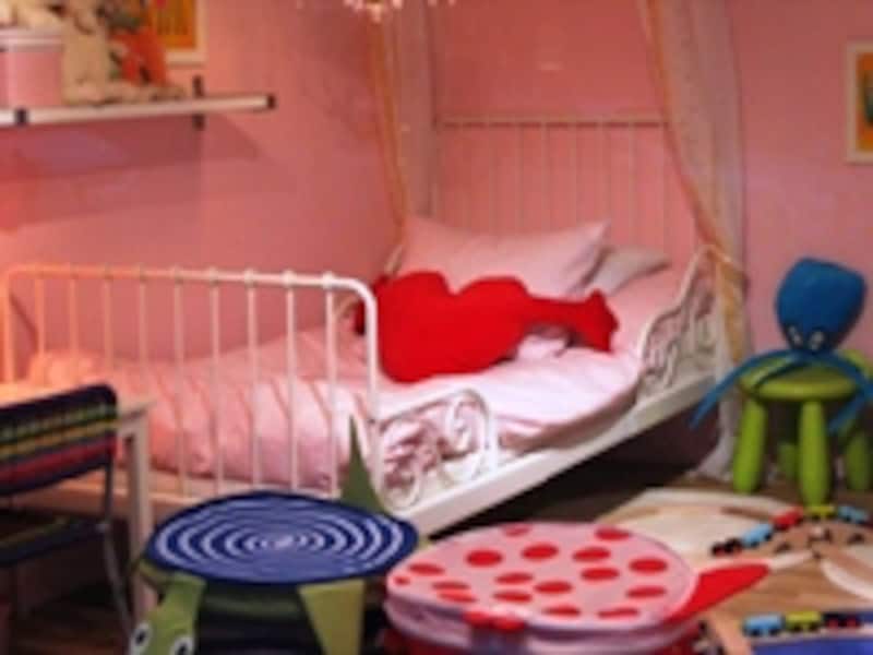 「カラフルな子供部屋」にあった、伸縮性のあるベッド