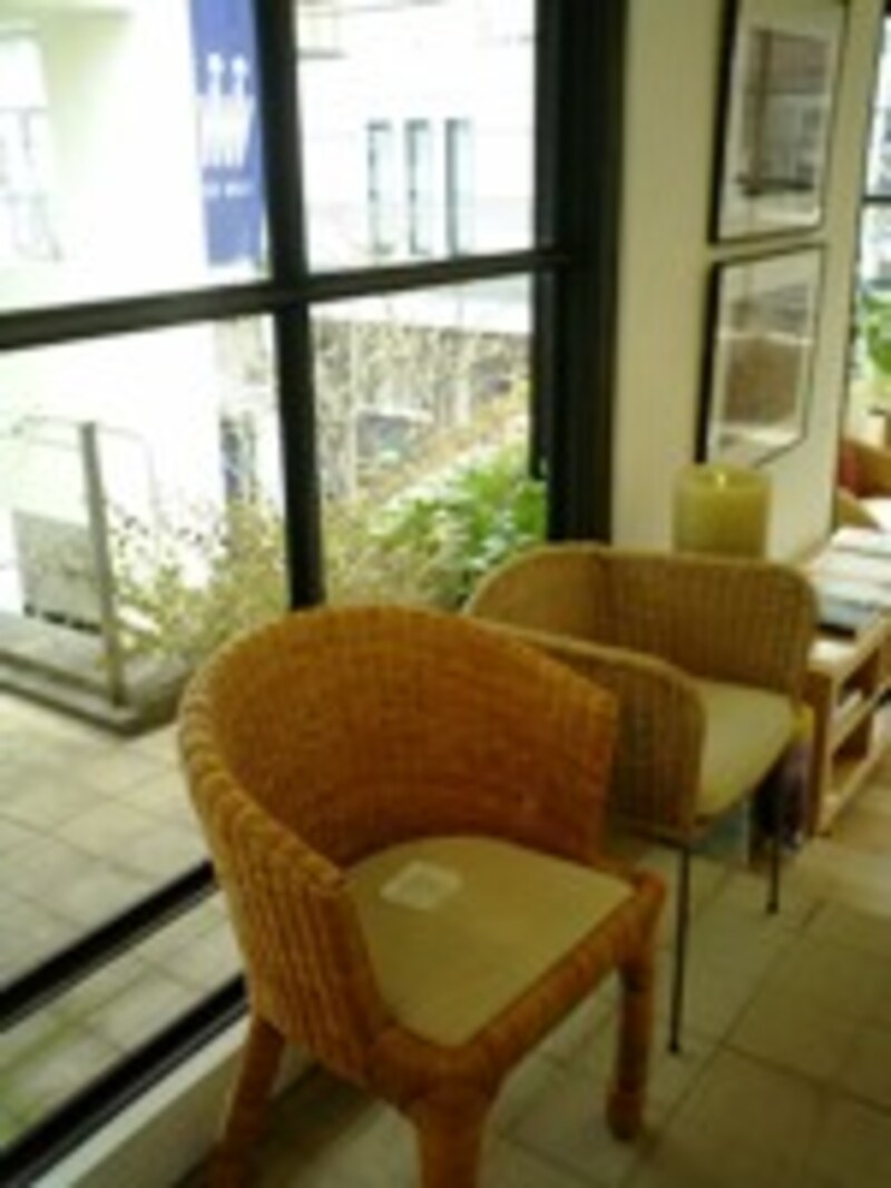 並べただけで絵になる、籐の椅子