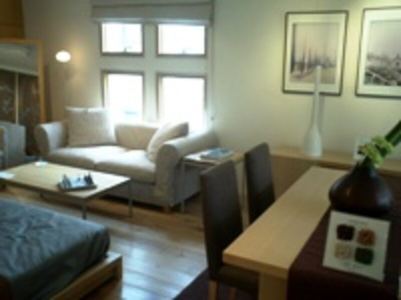 明るいカラーでまとめられた2階のお部屋