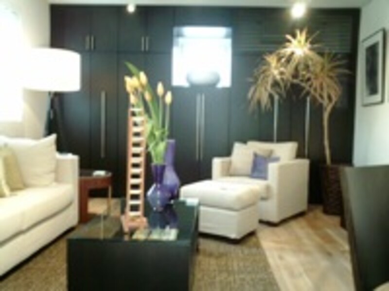 ダークカラーでまとめられたリビング