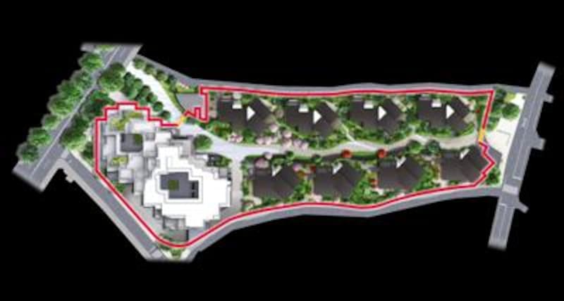 敷地の外周を囲む赤のラインが一次セキュリティライン