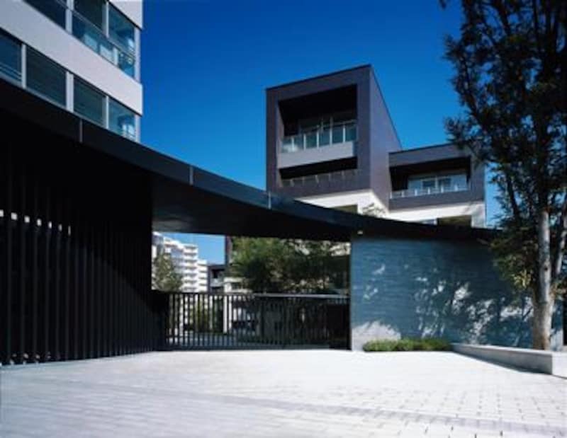 街を守る美しく厳かな趣が感じられるメインゲート（2009年9月撮影の写真を基に、一部CG加工を施しております。）