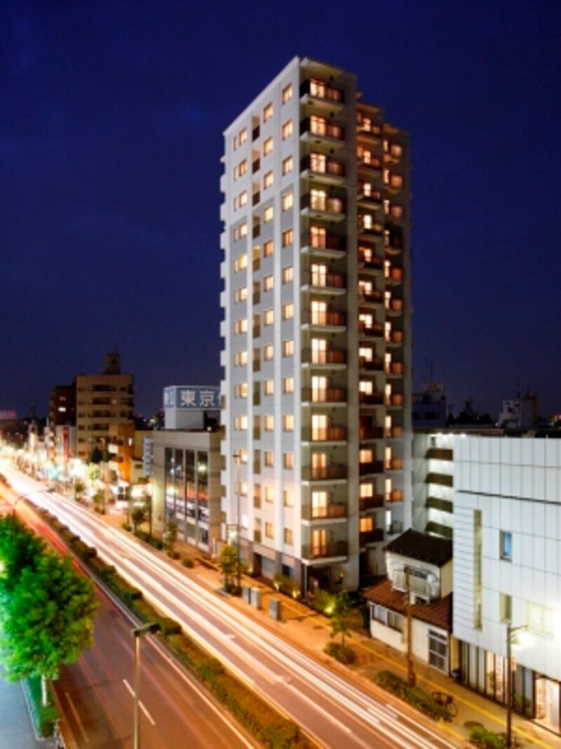 都会の夜景に映えるスマートなフォルムの外観（平成21年7月撮影）