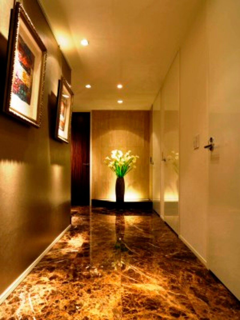 白を基調としながらも、石や木が持つ自然ならではの力強い模様を装飾効果としてさりげなく取り入れている