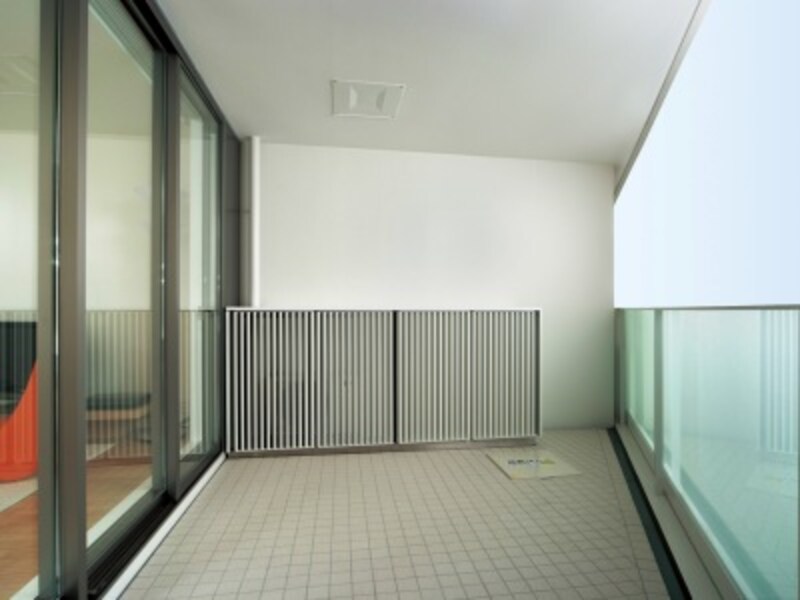 バルコニー・室外機置場・雨樋。すべてが同じラインの上に配されている（B100-d1 typeモデルルーム）