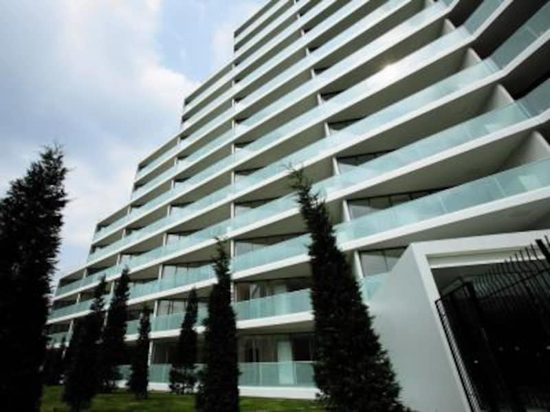 竣工した「加賀レジデンス」。まっすぐに立ち上がる縦のラインと水平にのびるガラス面がシンプルな美しさの強いインパクトを与える（平成20年9月撮影）