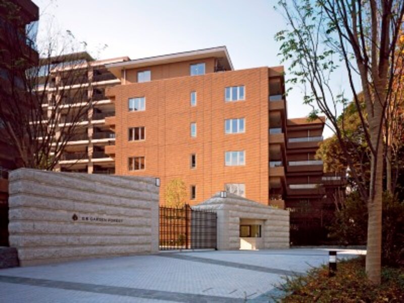 城門を連想させる『広尾ガーデンフォレスト』グランドゲート(平成20年12月撮影)