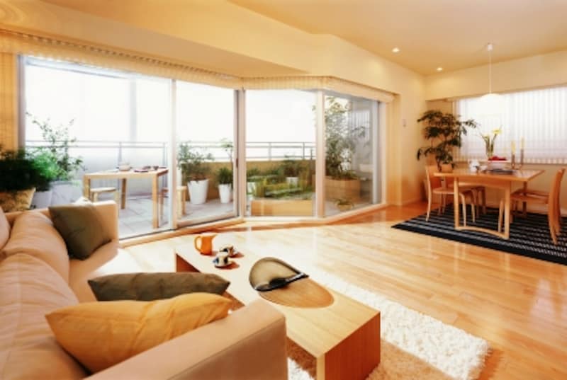 こちらは広々としたリビングダイニング。マンションの南側は隅田川が流れているため、前建てはほぼ100mも先となる。この開放感こそが数字以上の広さをもたらす。