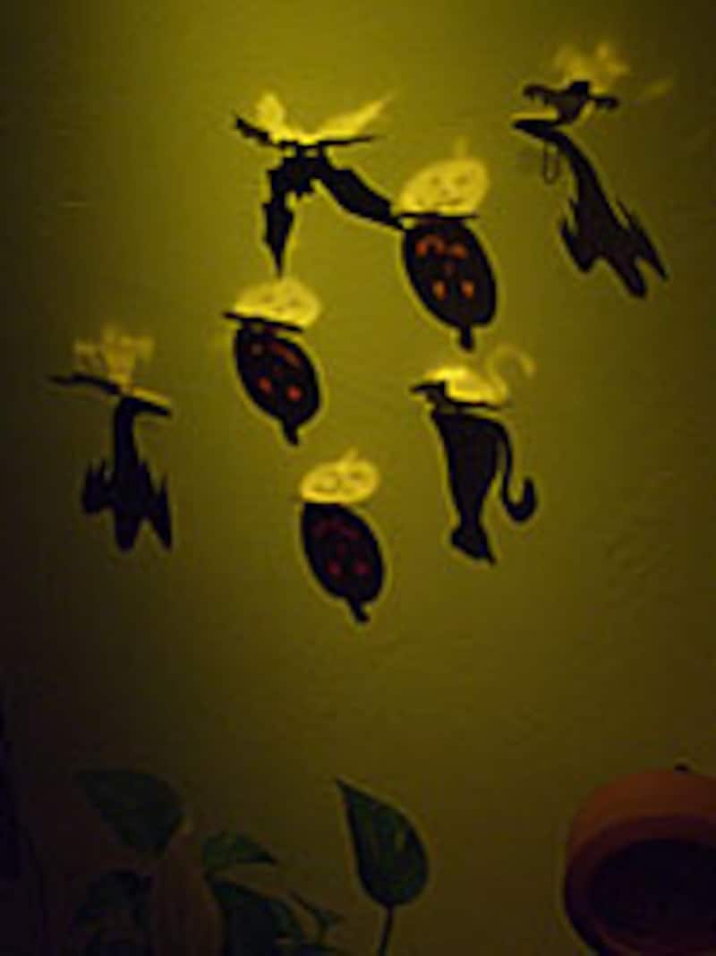 2 3 光と影が映る ハロウィンの影絵の作り方 照明 Led All About 2 3 光と影が映る ハロウィンの影絵の作り方 照明 Led All About