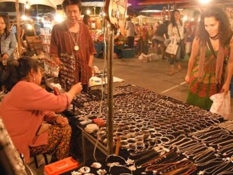バンコクと比べてもシルバーや布製品の値段が安いチェンマイ。またデザインもチェンマイでしか見かけないものも豊富(c)yoko sakamoto