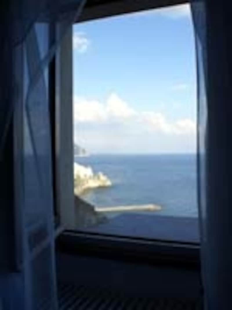 窓から見えるアマルフィーコートの眺め