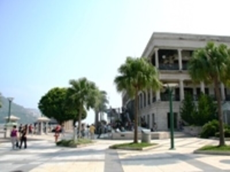 海沿いのレストランではハッピーアワーも