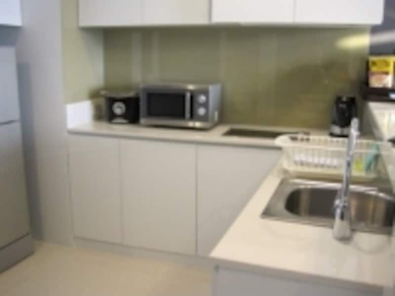 キッチンのついているサービスアパートは、ミルクや離乳食が必要な赤ちゃん連れの家族にも人気