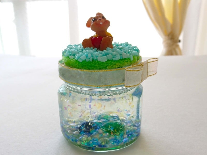 ビンの蓋上に乗ったうさぎがポイントのスノードーム