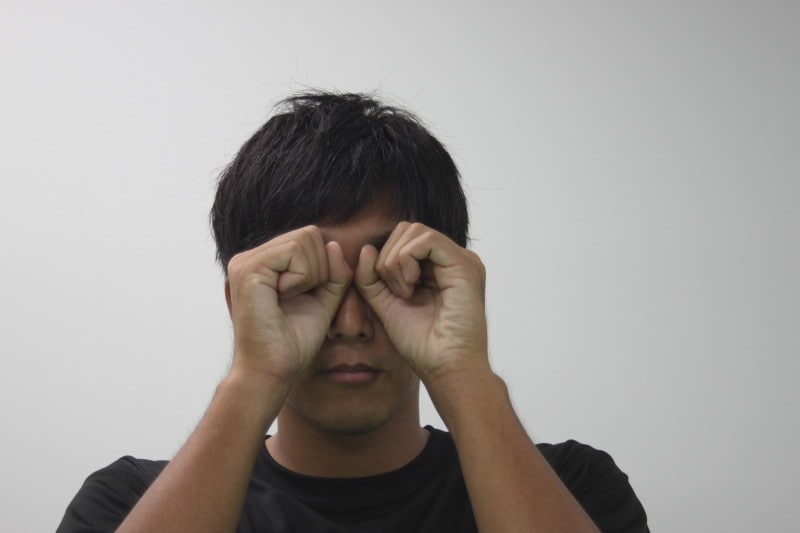 運動会のかけっこ練習・腕ふりのポイントは、望遠鏡をのぞくようなイメージで、両手を軽くにぎりましょう