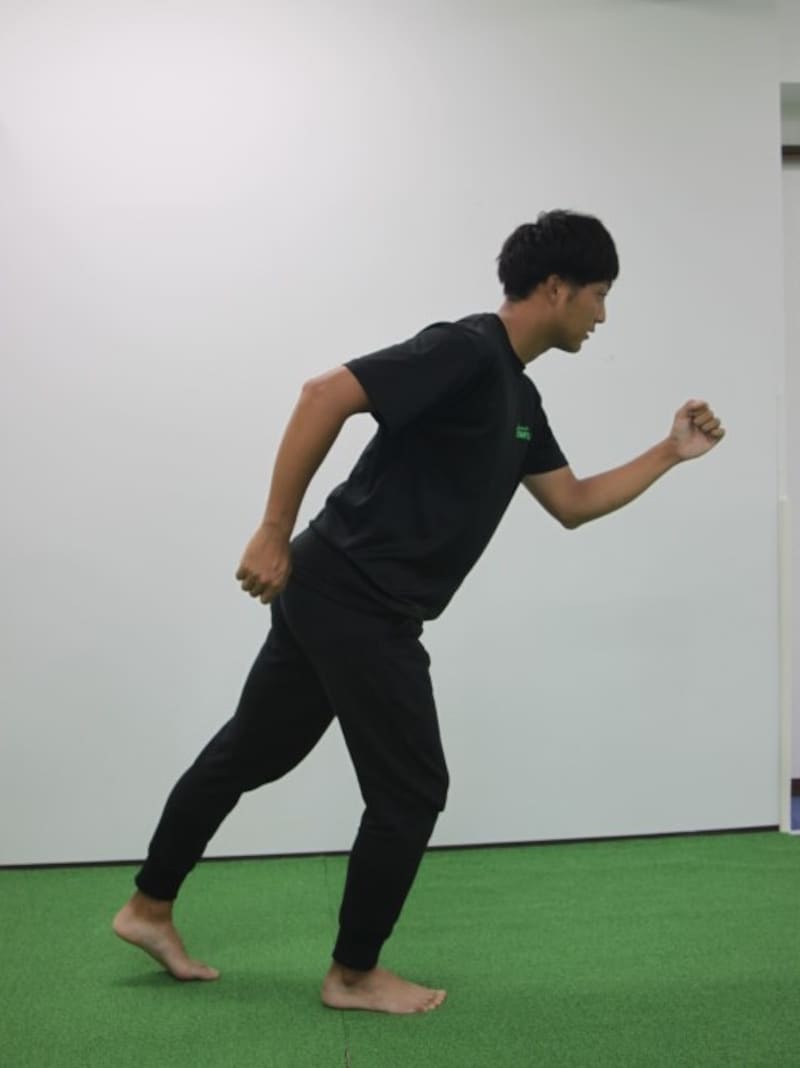 運動会のかけっこ練習・おでこを前に出すように