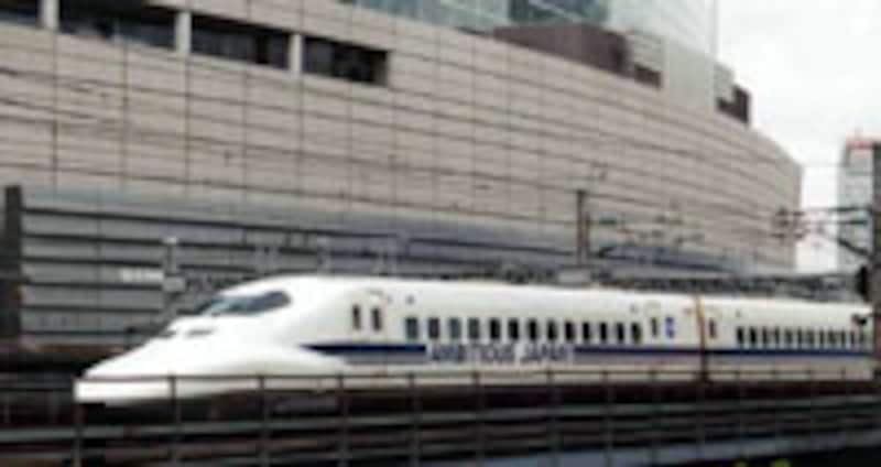 目の前を新幹線が駈け抜けて行く!