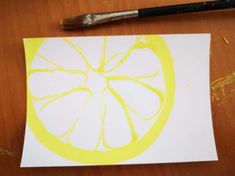 レモンの皮の部分を筆で描く