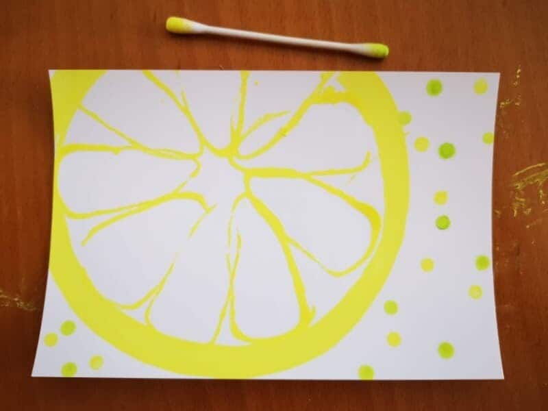 レモンスカッシュの泡をイメージして綿棒でスタンプする