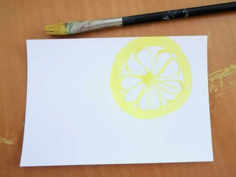 レモンの皮の部分を筆で描く