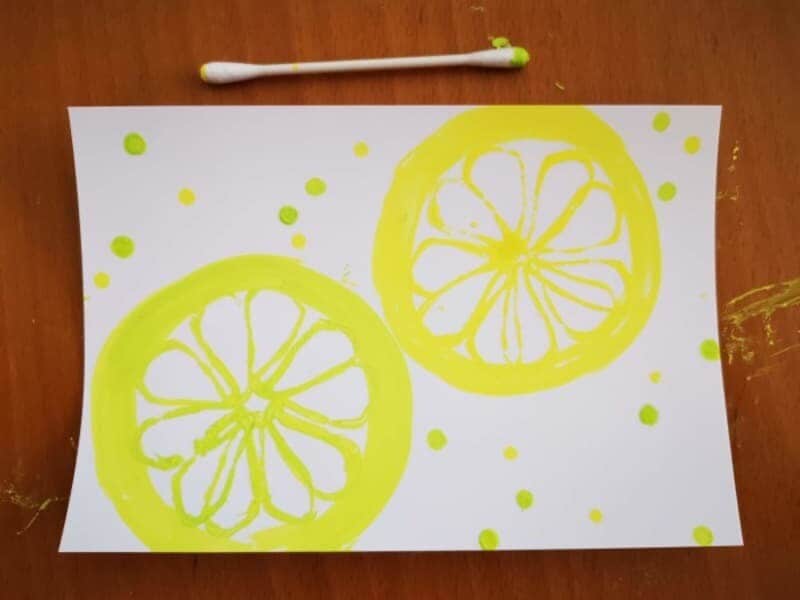 綿棒でレモンスカッシュの泡をスタンプする