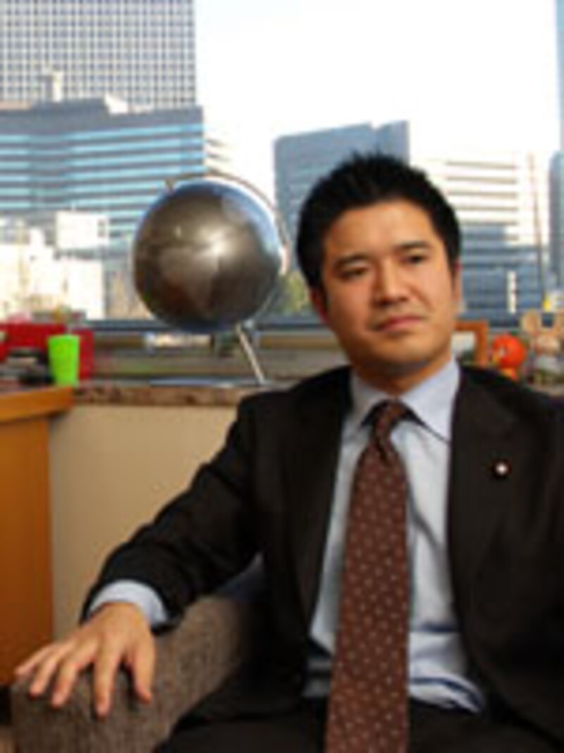 座って話す村越議員