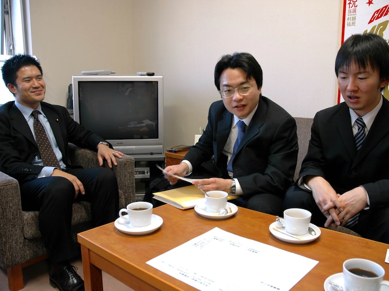 インターンと打ち合わせをする村越議員