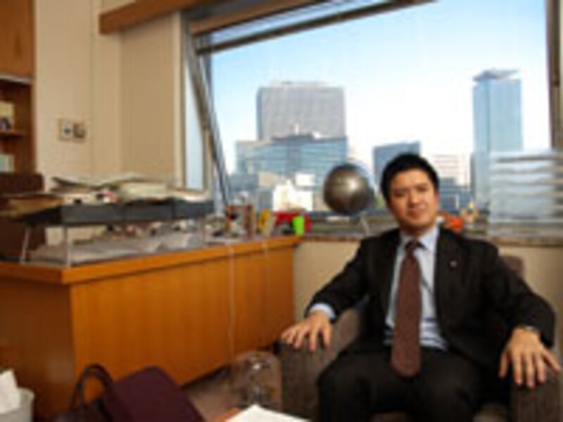 議員会館の一室の村越議員