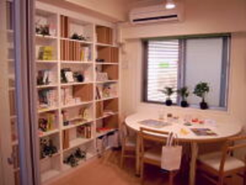 モデルルームのファミリーライブラリーはガラス張りでキッチンから見通せるようになっている