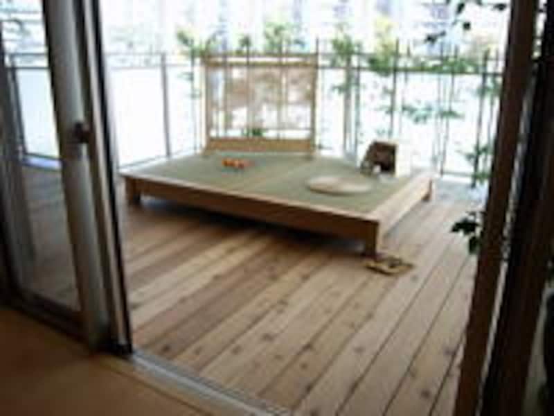 真四角で広い空間のバルコニー。周辺には公園や川があり、眺望も開けている