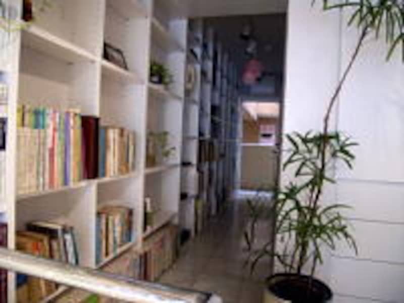 玄関を一歩入ると壁面収納が広がる仕事場。書類や書籍もたっぷり収納できる