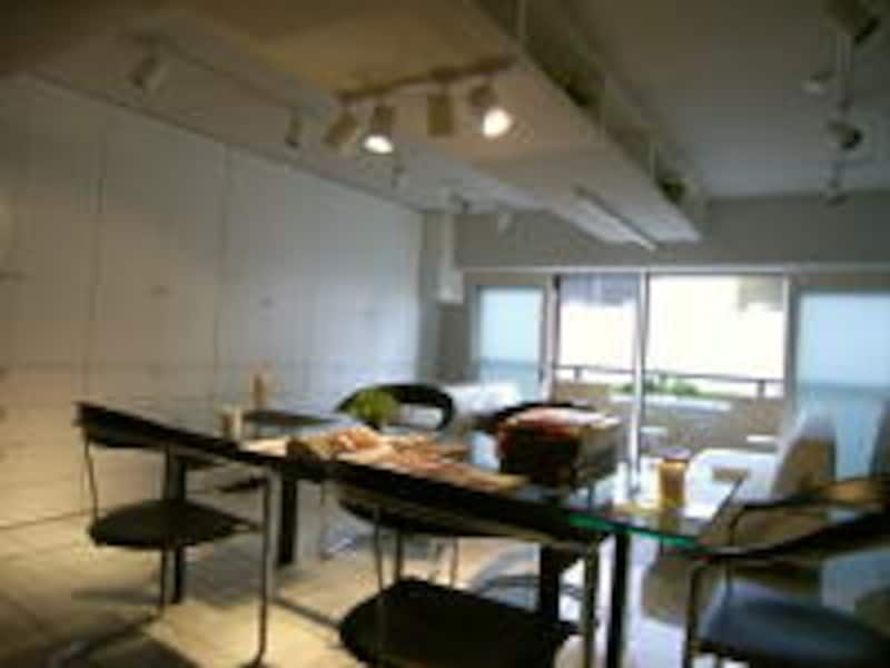 リビングとバルコニーが一体化して開放的な空間に。界壁のあった天井の中央には梁形を生かした収納スペースも設けられている