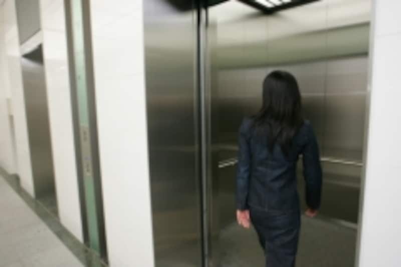 エレベーターが止まると避難を強いられる人が増えると予測される