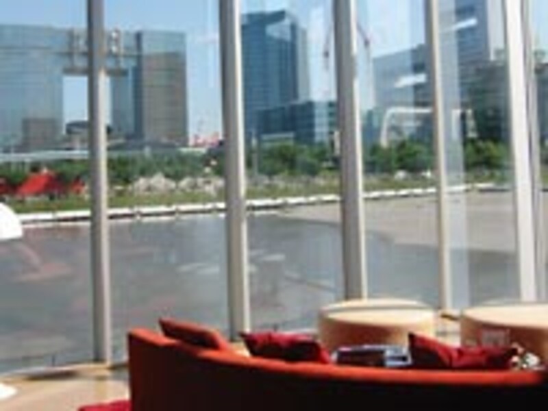 最上階のメゾネットプランはリビングが全面ガラス貼りになっており、視界を遮るものがない。インテリアはクリスチャン・ディオールのブティックのデザインなどを手がけるフランスのローラン・ドゥ・リュー氏がデザイン