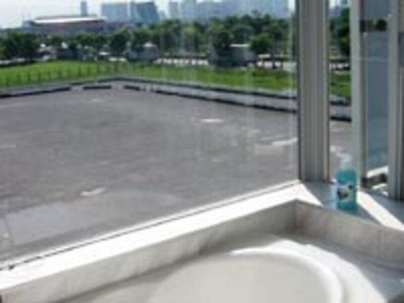 ジャグジーのほかビューバスもあり、眺望を楽しみながらリラックスできる(最上階メゾネットプラン)