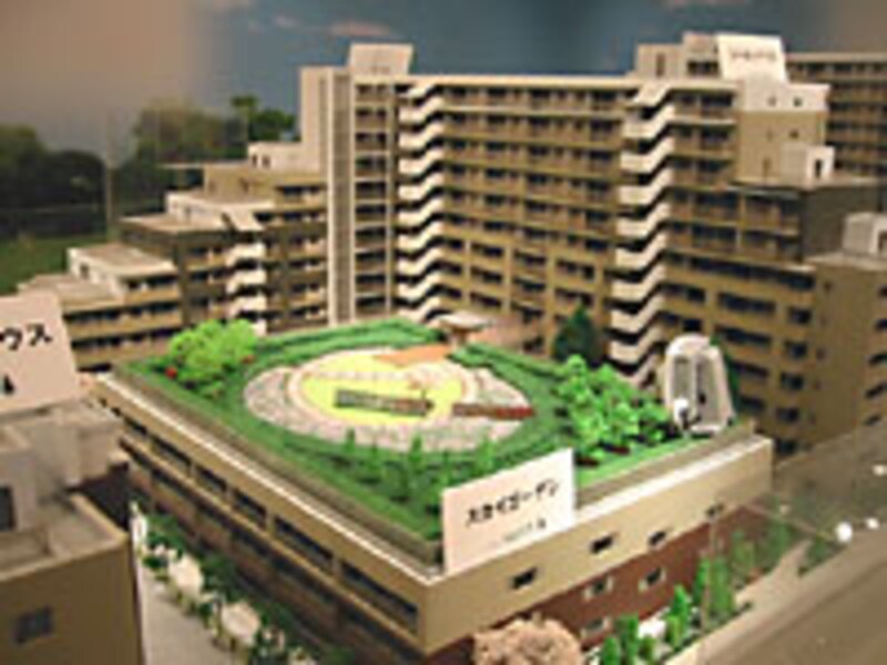 駐車場棟の屋上は緑化され、芝生やラベンダー畑が広がる庭園となる予定